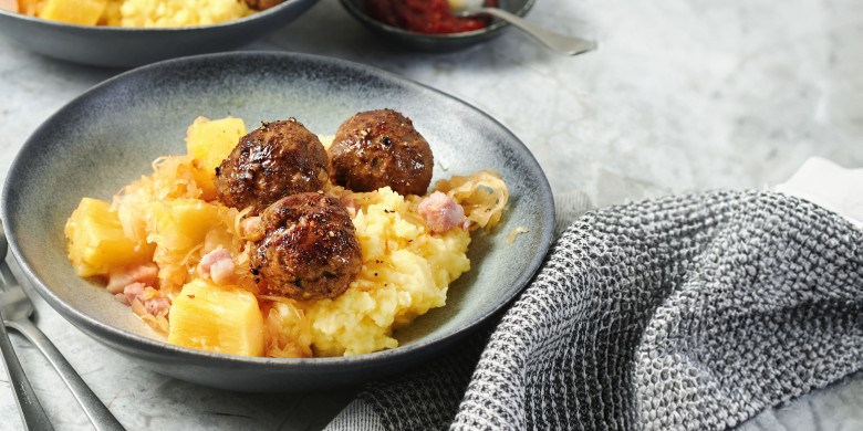 Zuurkool met aardappelpuree en pikante gehaktballetjes 