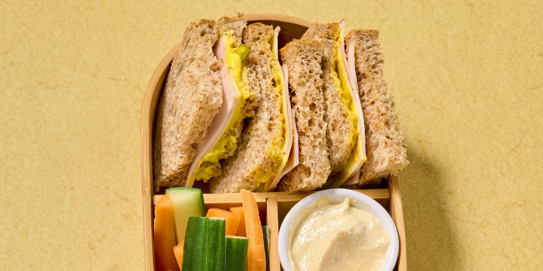Sandwich gerookte kipfilet met piccalilly-mayo 