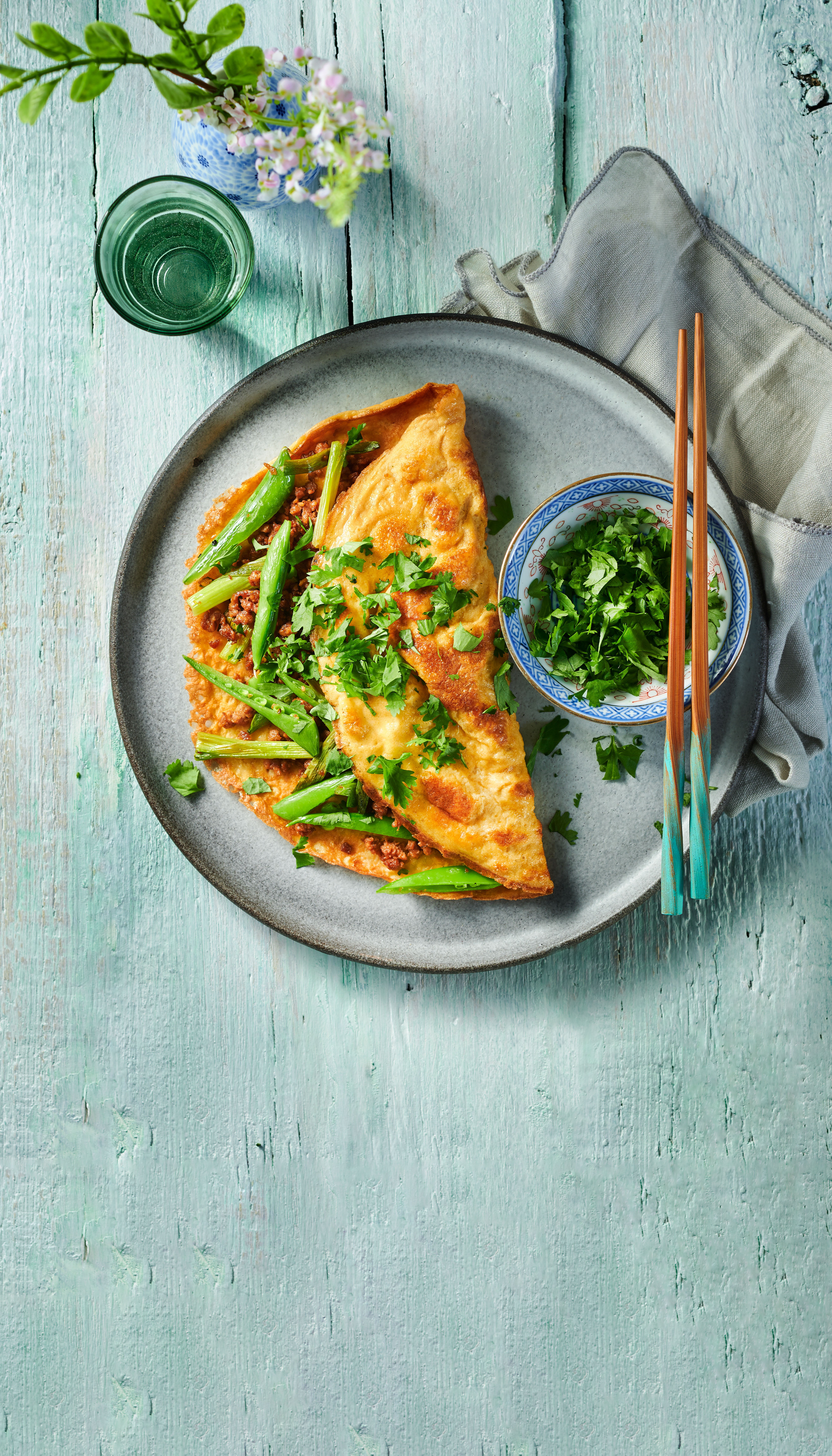 Gevulde omelet met vega-gehakt en bosui