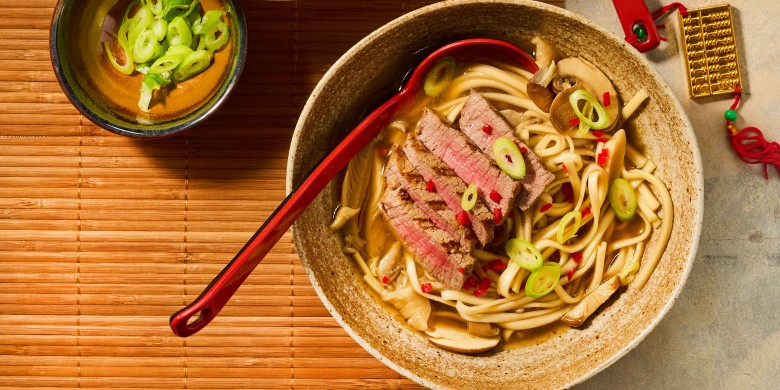 Ramen met biefstuk en paddenstoelen
