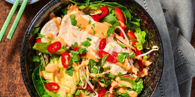 Saladebowl met gepocheerde kip en pinda-limoendressing 