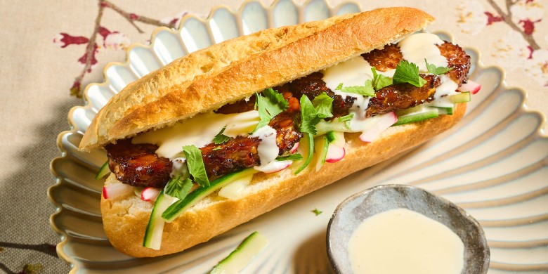 Bánh mì met sticky tempé en limoenmayonaise 