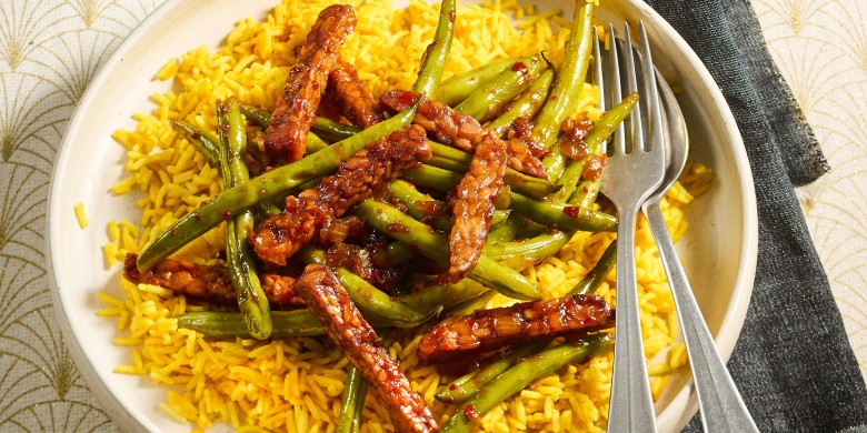 Sambal goreng tempé met boontjes en gele rijst
