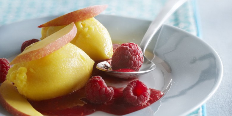 Mango-limoensorbet en verse frambozen- saus