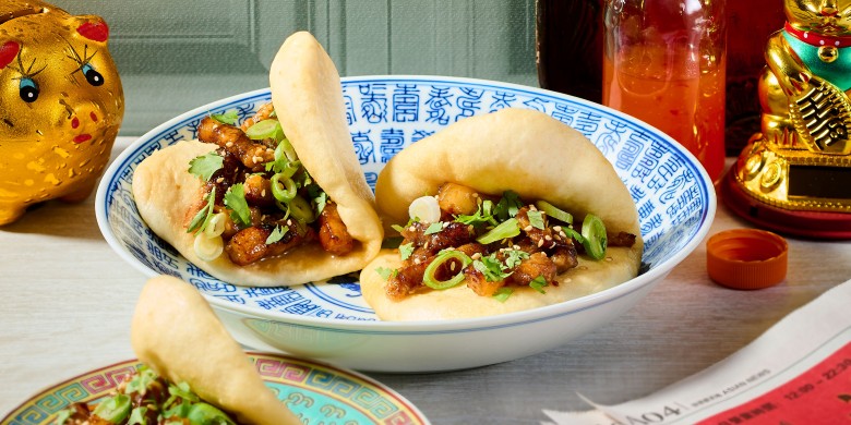 Steamed buns met spekreepjes in ketjapsaus 