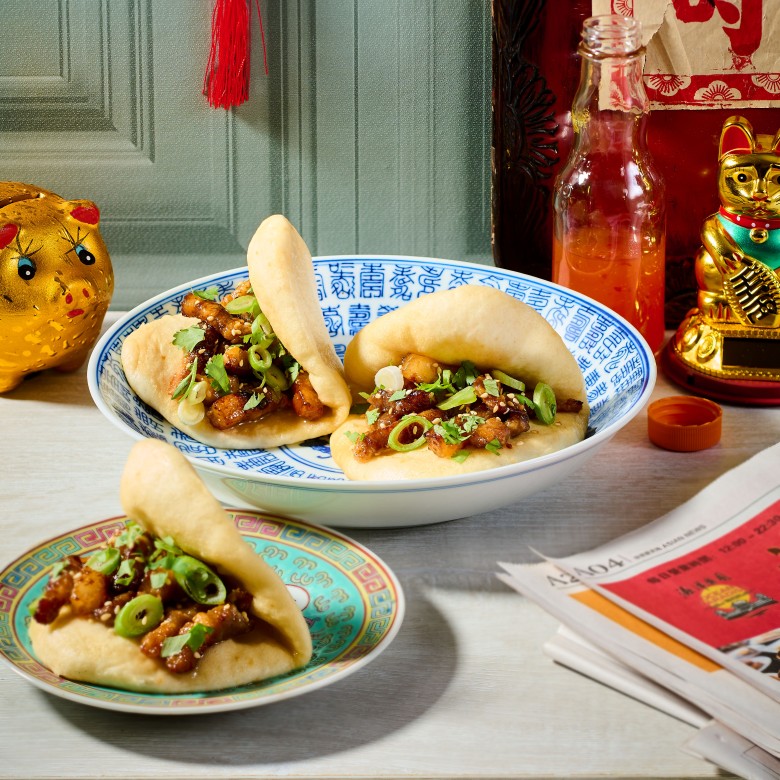 Steamed buns met spekreepjes in ketjapsaus