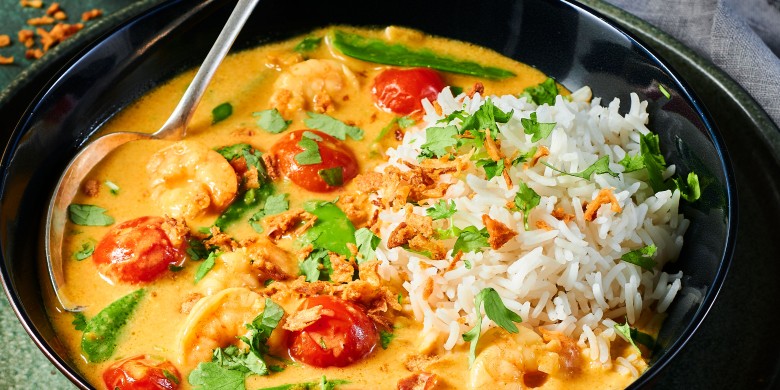 Gele curry met garnalen en tomaatjes 