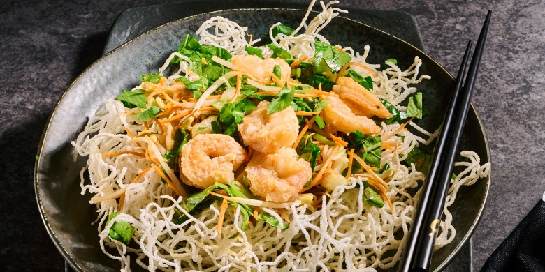 Salade van gefrituurde rijstnoedels 