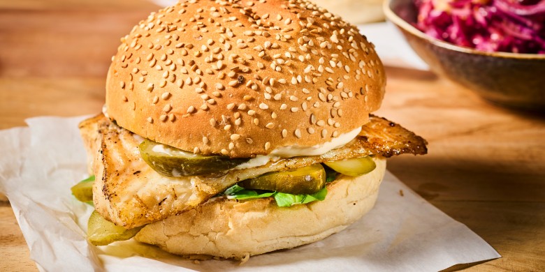 Kabeljauwburgers met koolsalade 