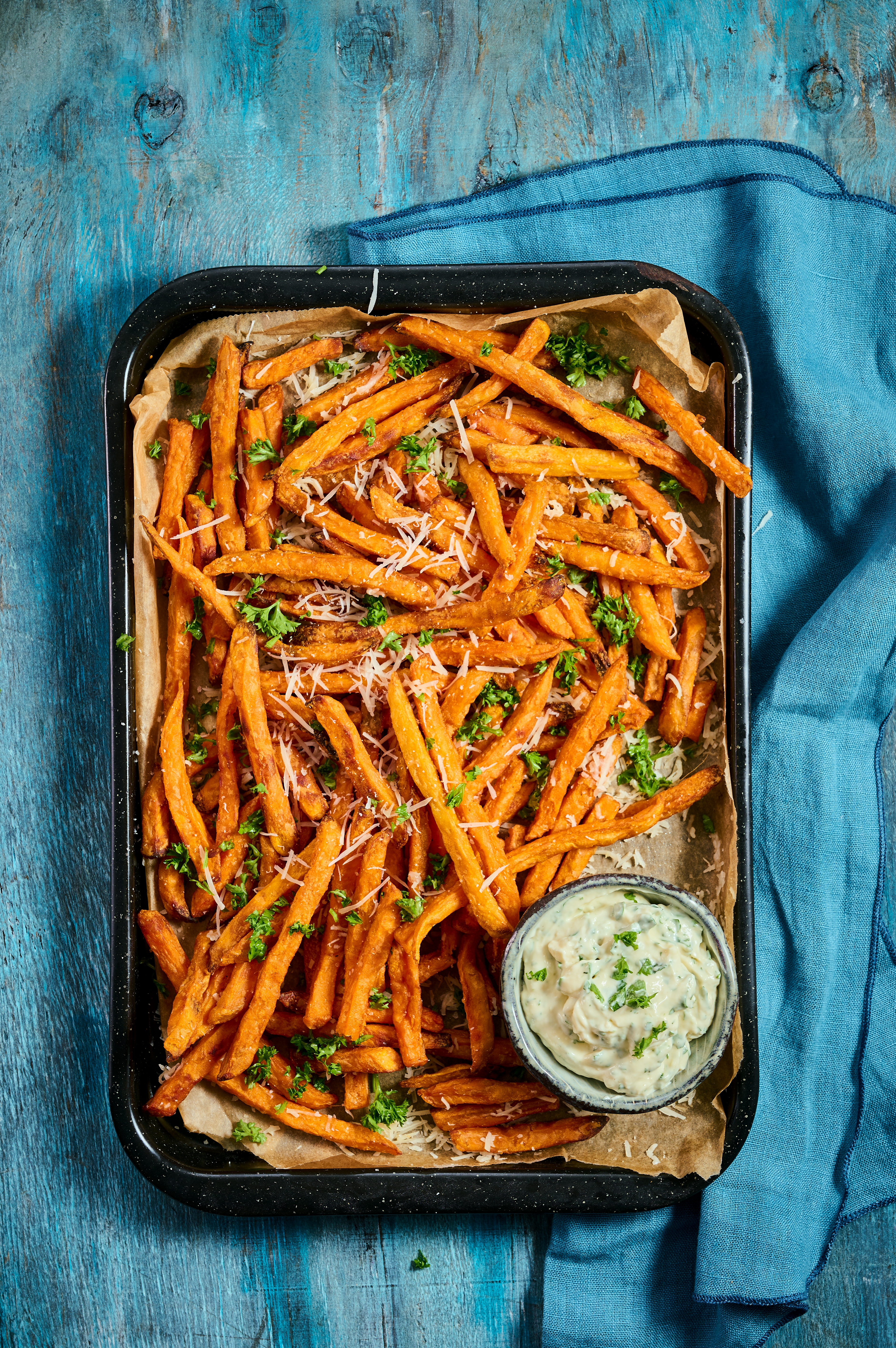 Zoete-aardappelfriet met parmezaan en mierikswortelmayo