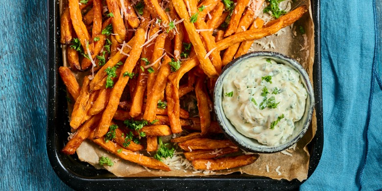 Zoete-aardappelfriet met parmezaan en mierikswortelmayo 