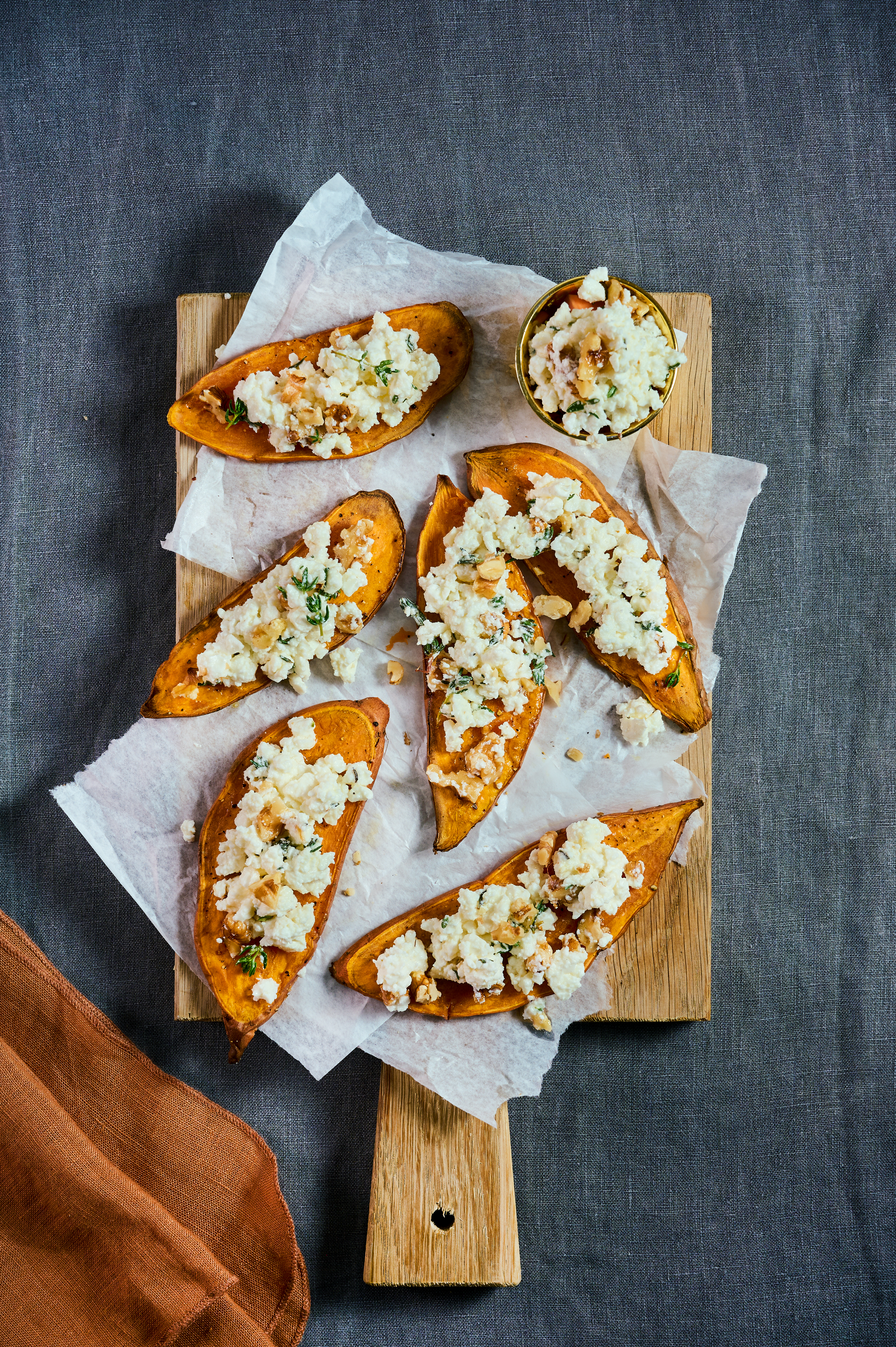 Zoete-aardappeltoastjes met kaas-notencrumble