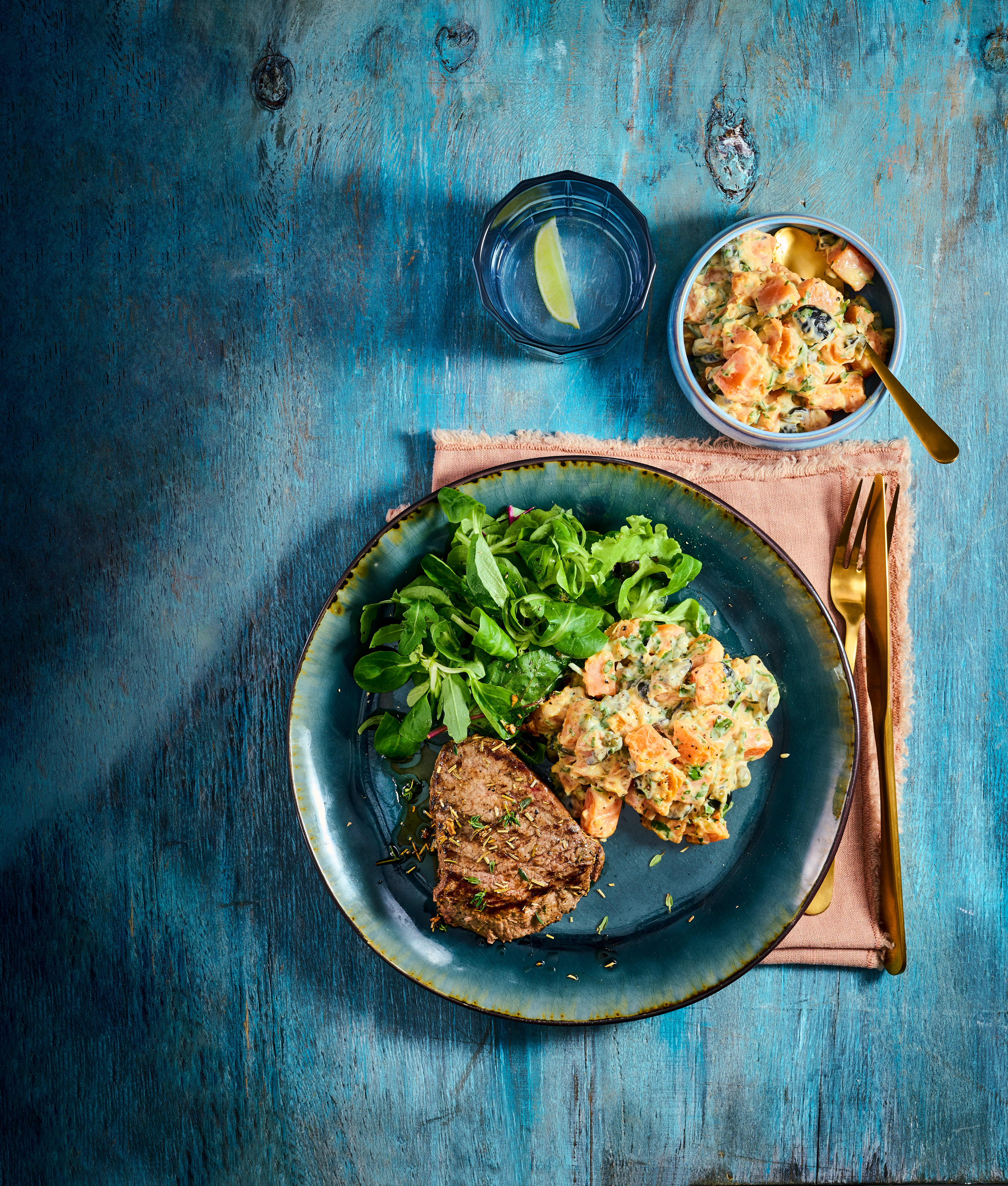 Kruidige zoete-aardappelsalade met gegrilde biefstuk