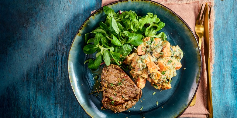 Kruidige zoete-aardappelsalade met gegrilde biefstuk 