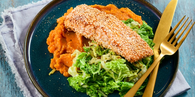 Zoete-aardappelpuree met Chinese kool en zalm 