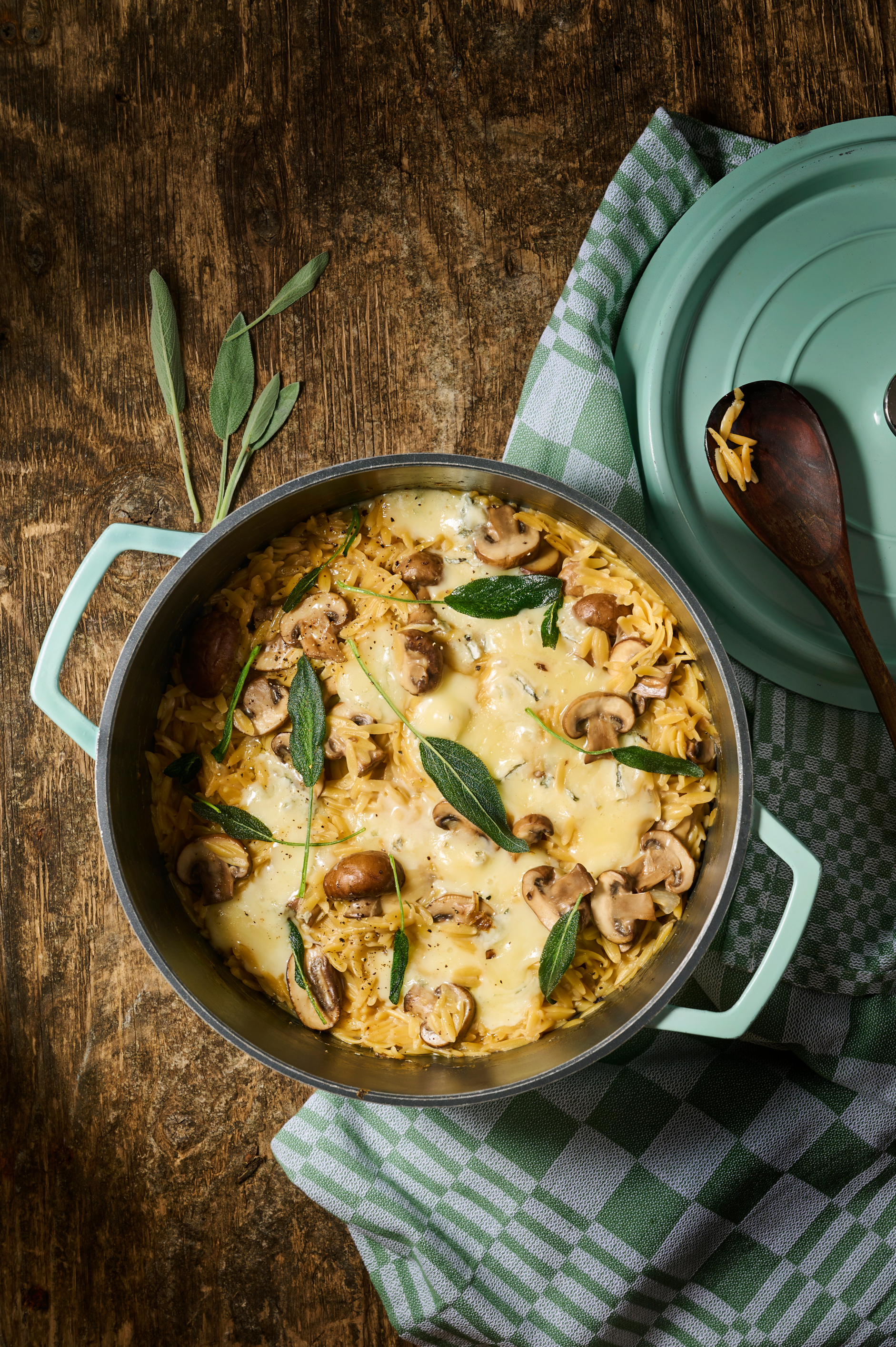 Orzotto met salie, paddenstoelen en gorgonzola