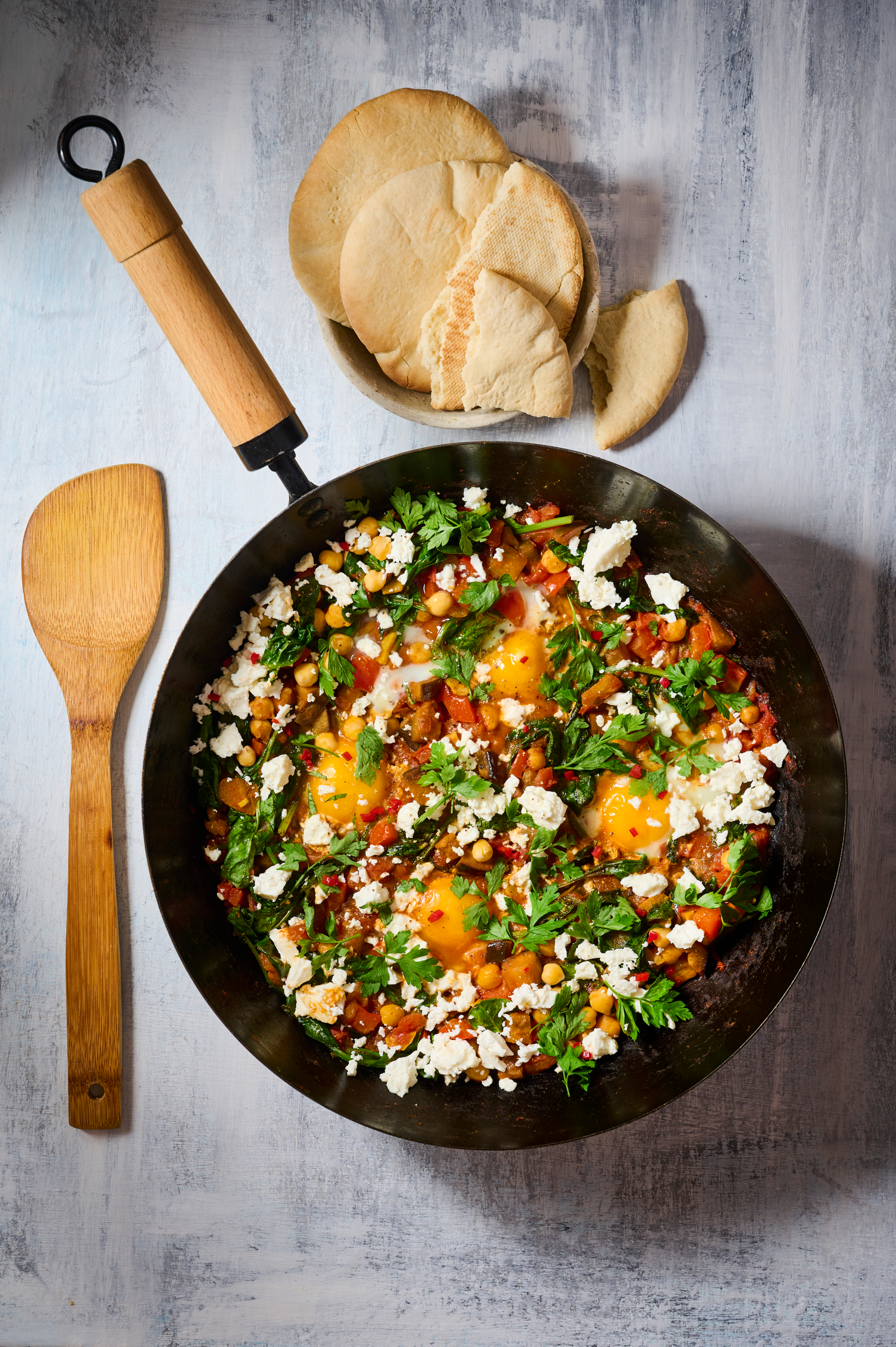 Goedgevulde shakshuka met kikkererwten