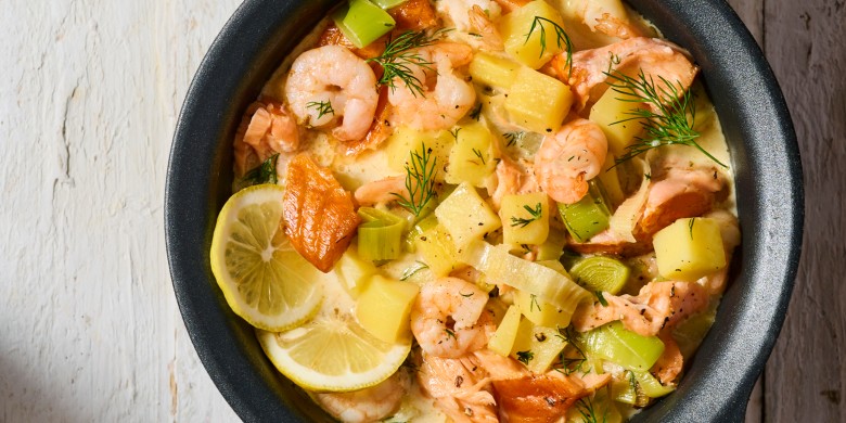 Visstoof met warmgerookte zalm, garnalen en dille 