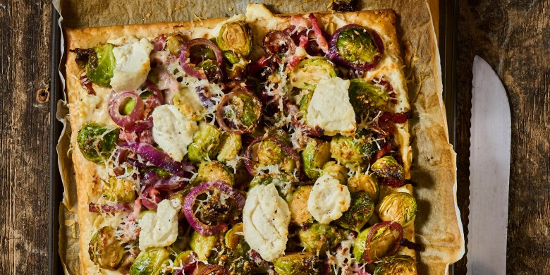 Plaattaart met spruitjes, spek en parmezaan 