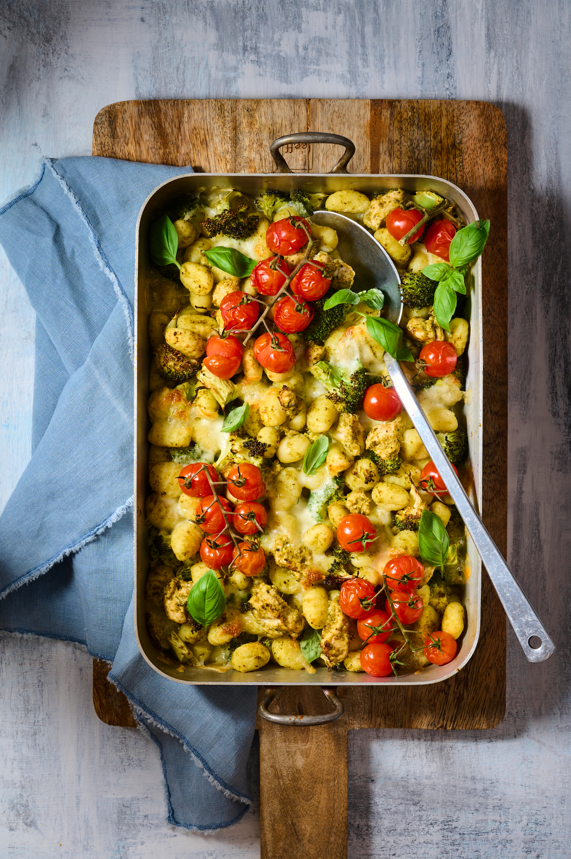 Gnocchi traybake met pesto, broccoli en kip