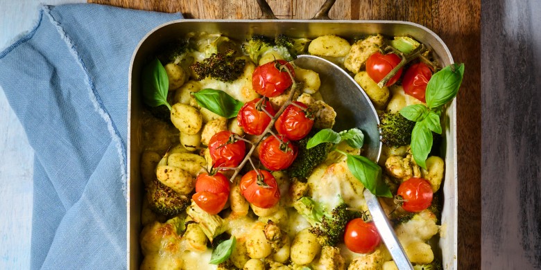 Gnocchi traybake met pesto, broccoli en kip 