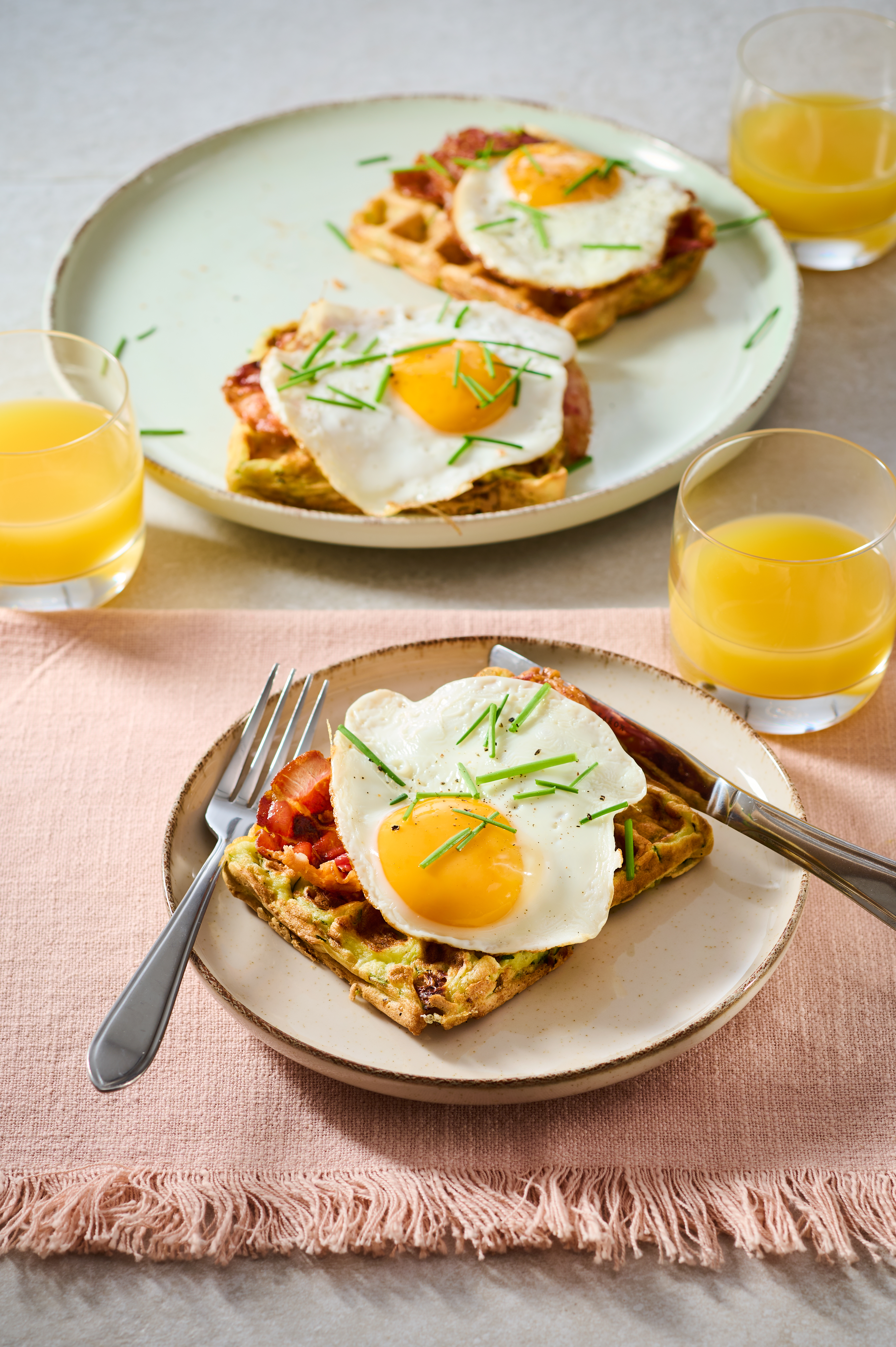 Hartige courgettewafels met ontbijtspek en gebakken ei