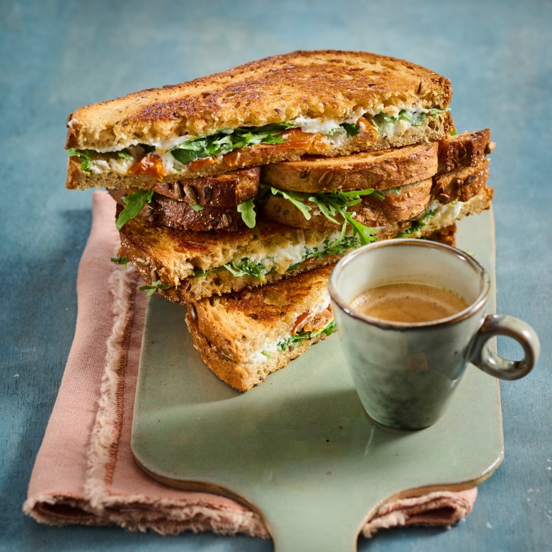 Pantosti met geitenkaas en zongedroogde tomaatjes