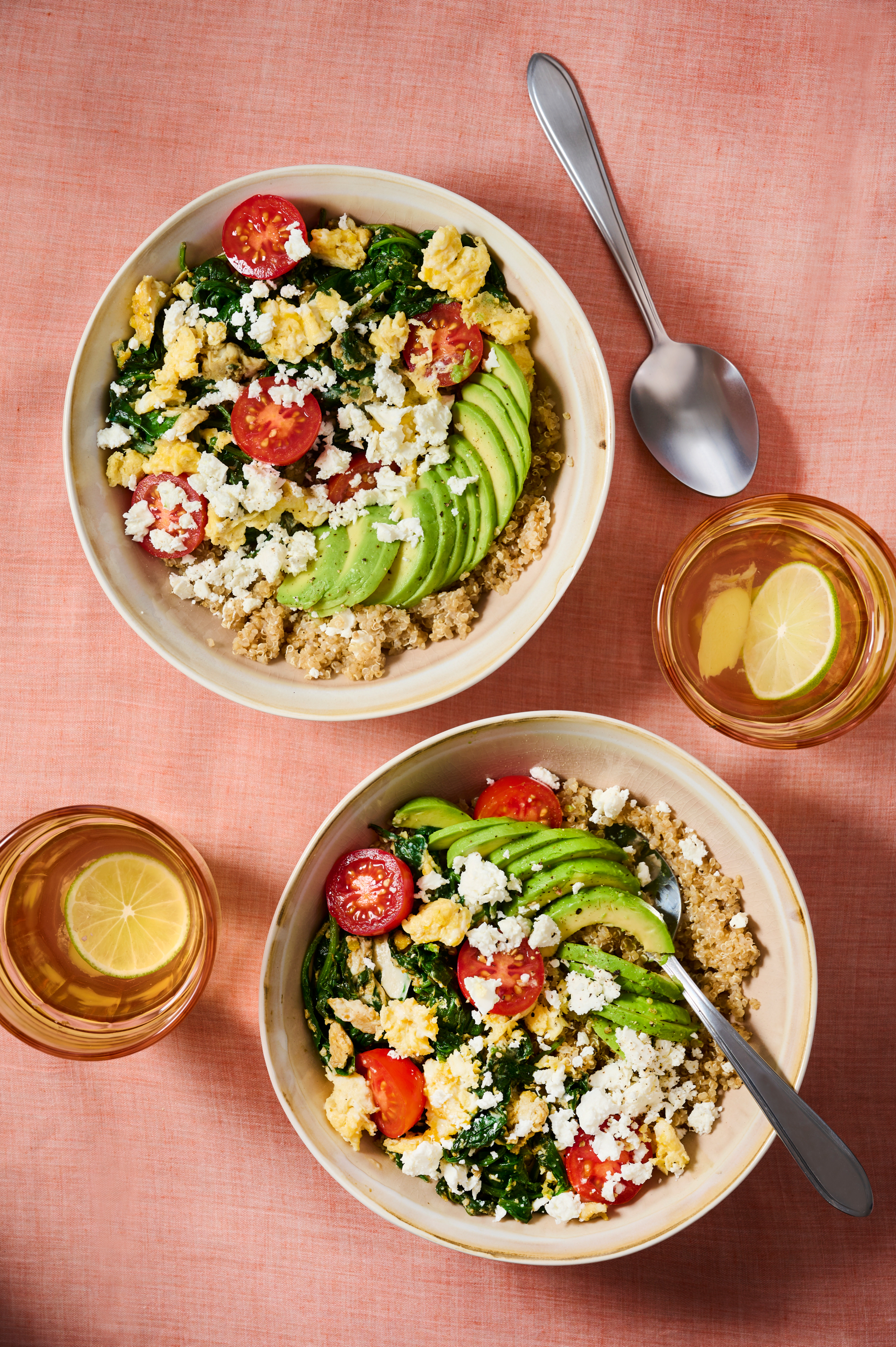 Ontbijtbowl met quinoa, roerei en spinazie