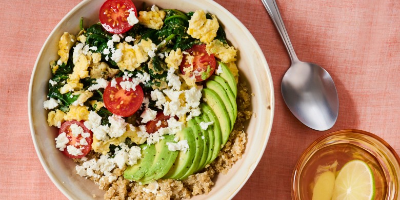 Ontbijtbowl met quinoa, roerei en spinazie 