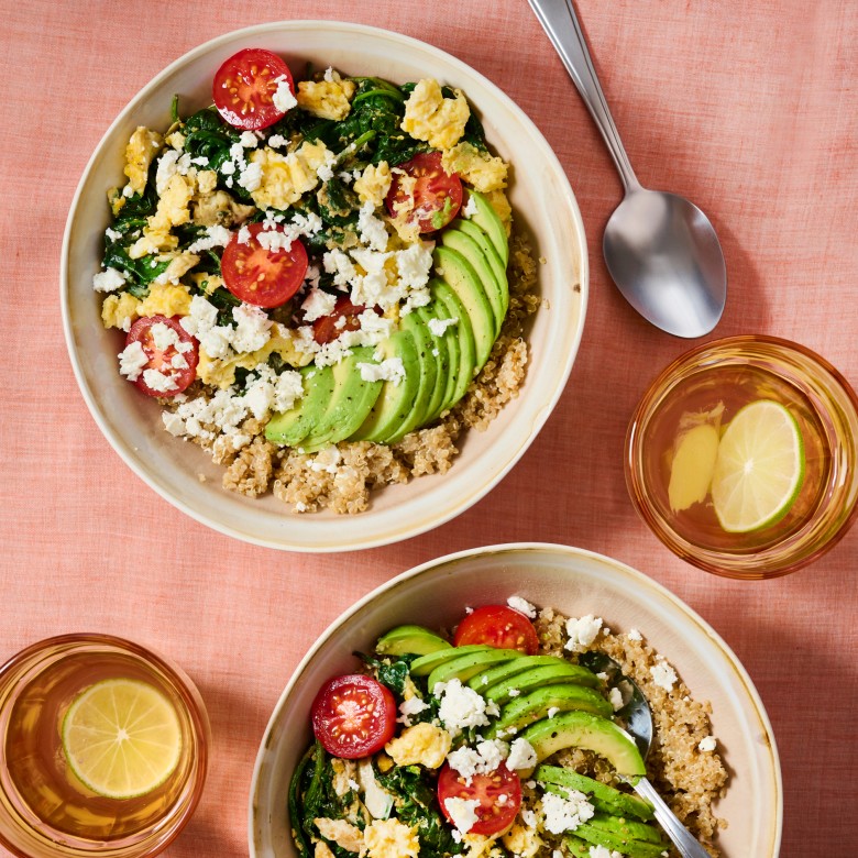 Ontbijtbowl met quinoa, roerei en spinazie