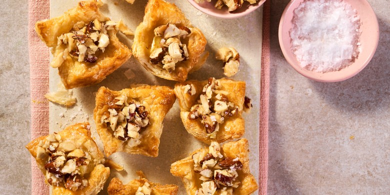 Deegcupjes met brie en noten 