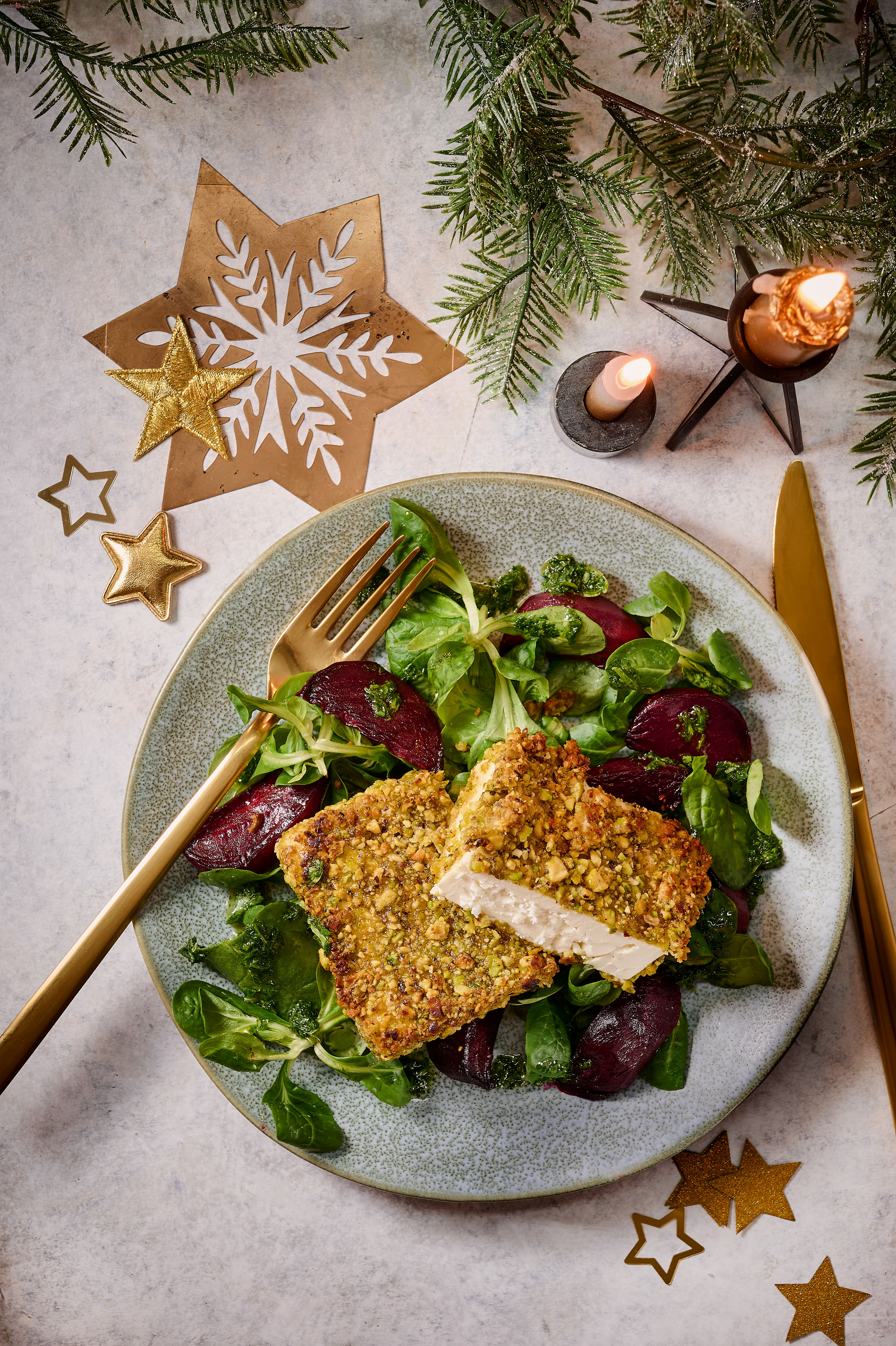 Gebakken feta met pistachekorst en geroosterde bietjes