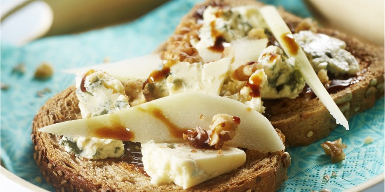 Meergranen boterham met appel-perenstroop en blauwe kaas
