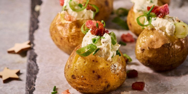 Gepofte aardappeltjes met creme fraiche, bosui en spekjes 
