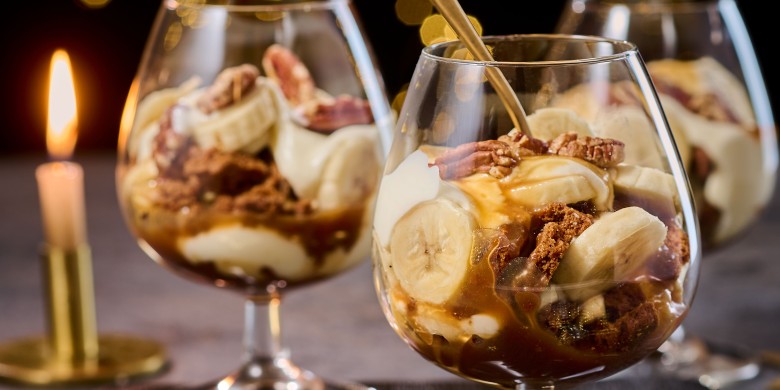 Cheesecake-trifle met butterscotchsaus en banaan 