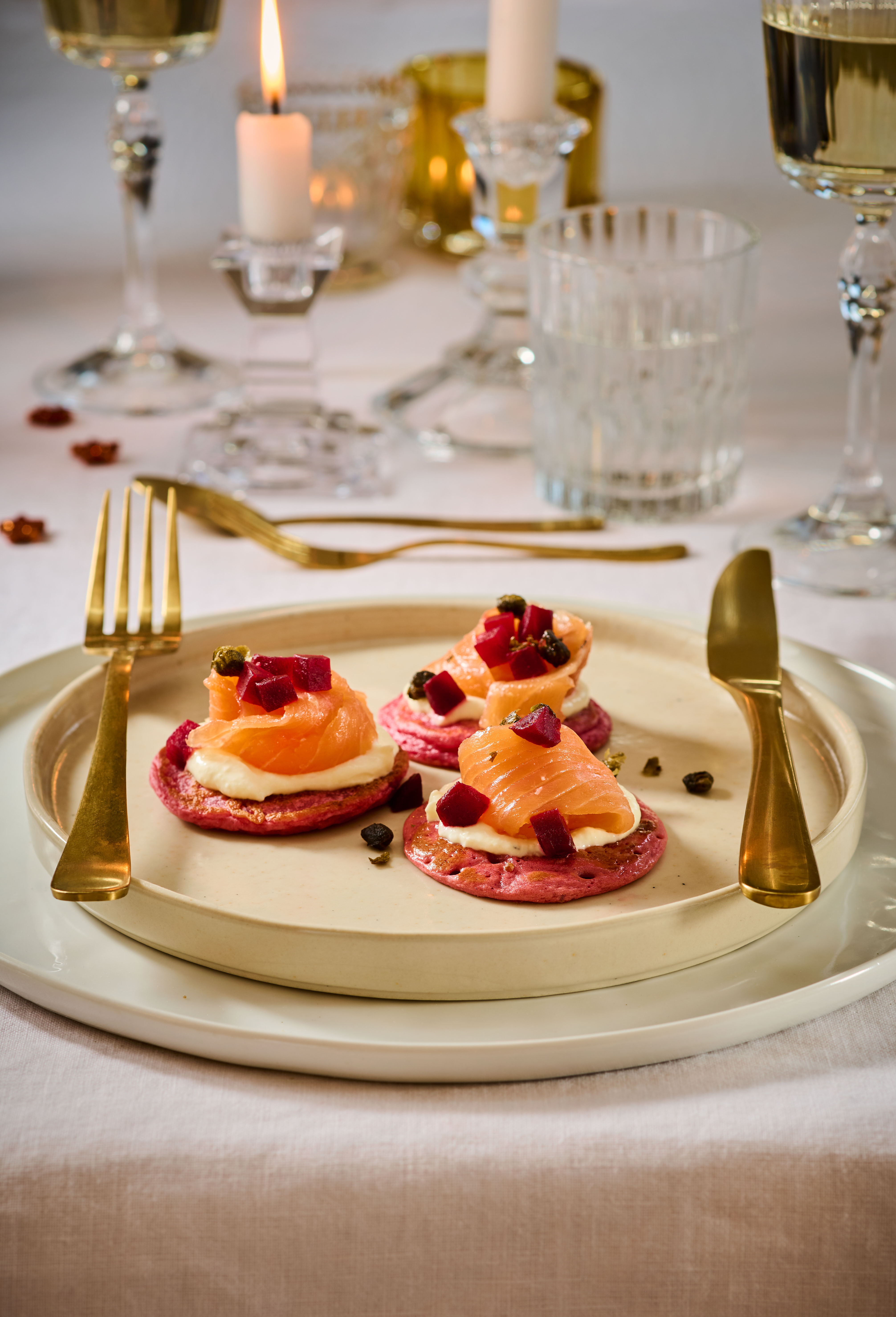 Rodebieten-blinis met gerookte zalm