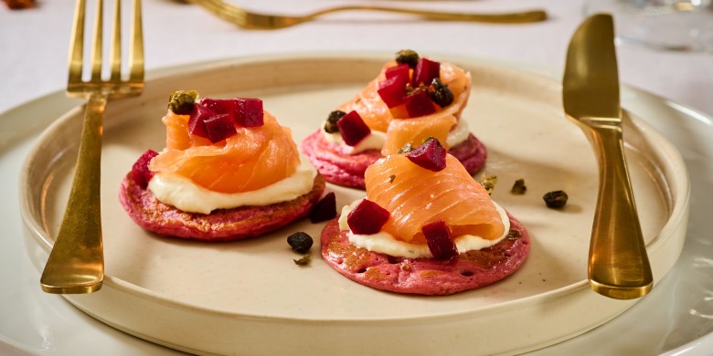 Rodebieten-blinis met gerookte zalm 
