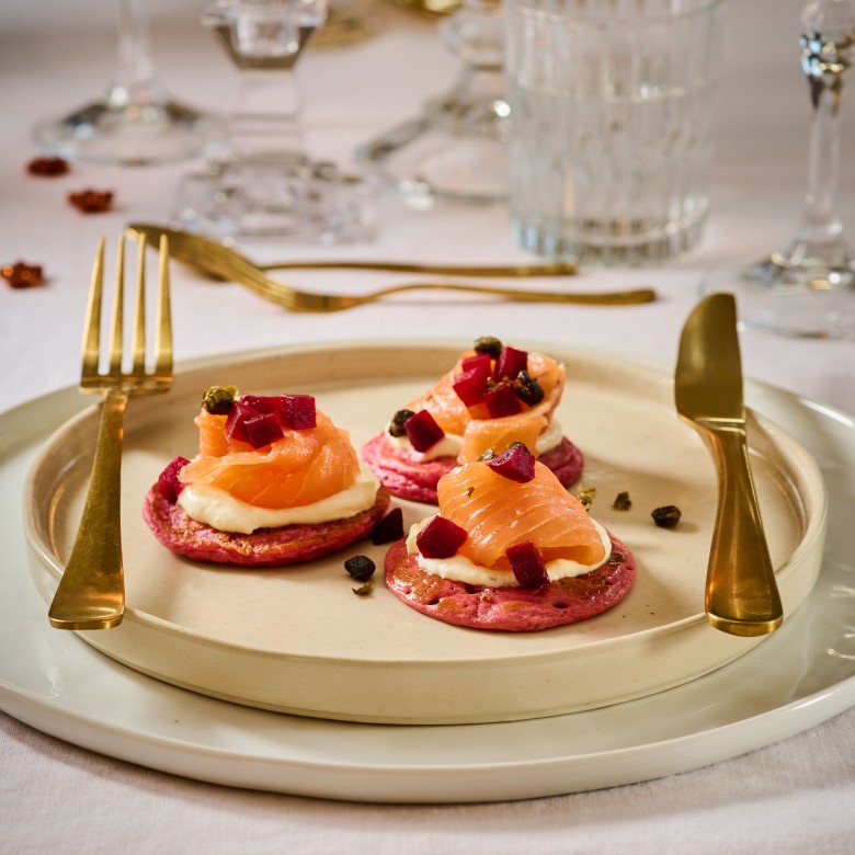 Rodebieten-blinis met gerookte zalm