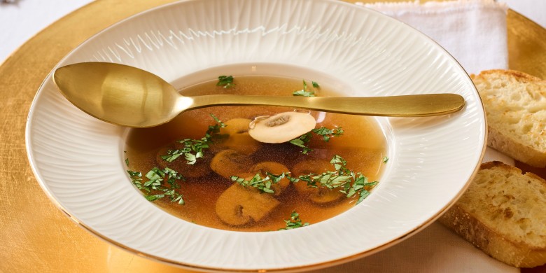 Krachtige bouillon met paddenstoelen 