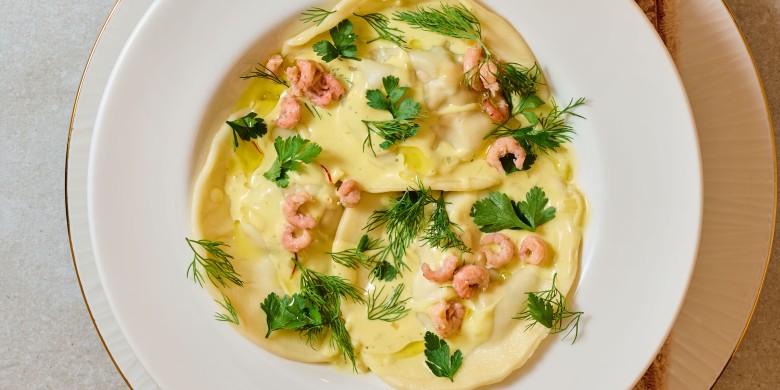 Gevulde ravioli met garnalen en saffraansaus 