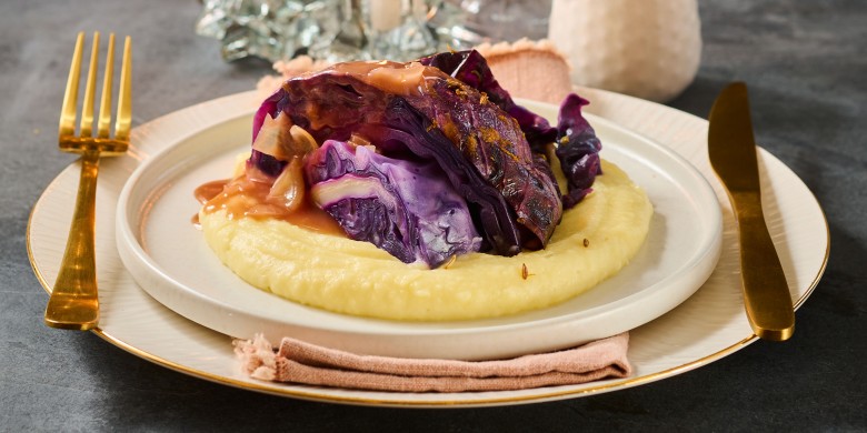 Geroosterde rodekool met romige puree en vega jus 