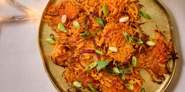 Rosti van zoete aardappel met bosui 