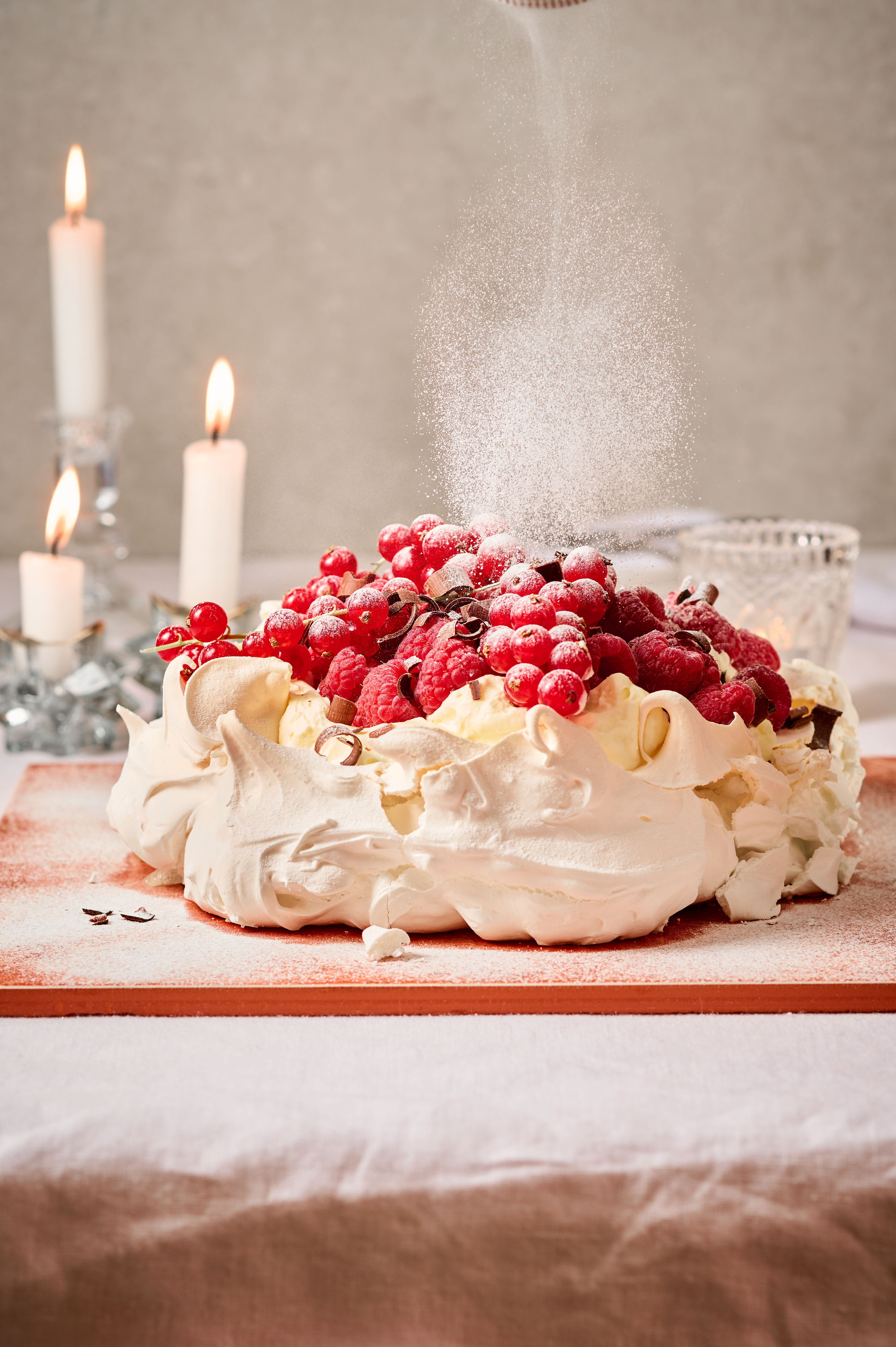 Pavlova-taart met rood fruit