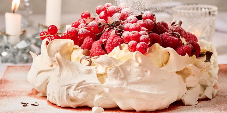 Pavlova-taart met rood fruit 