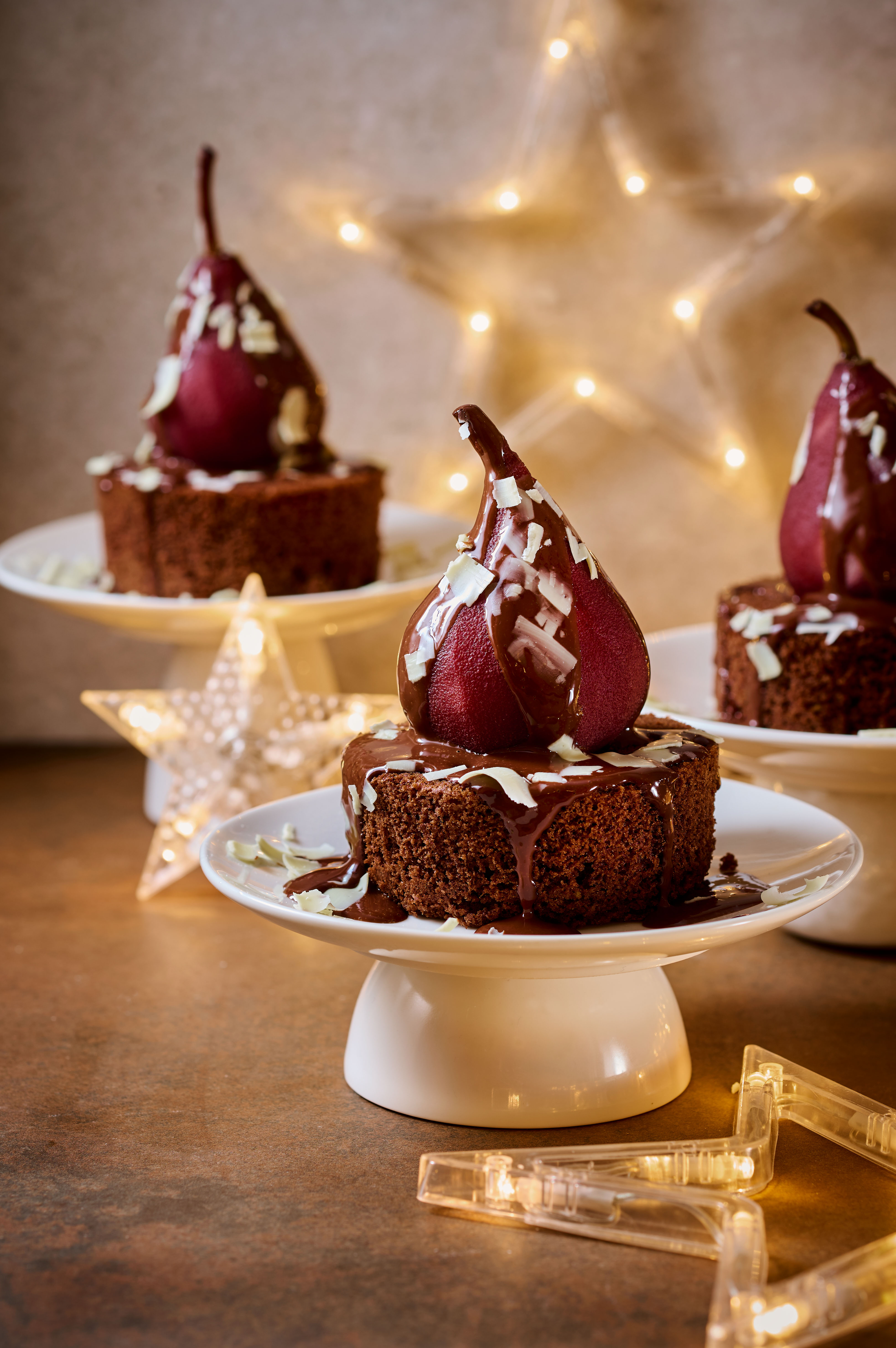 Chocoladecakejes met stoofperen en chocoladesaus