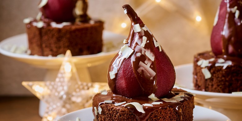 Chocoladecakejes met stoofperen en chocoladesaus 