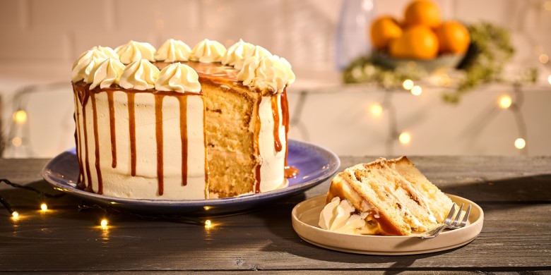 Sinaasappel-pecantaart met karamelsaus