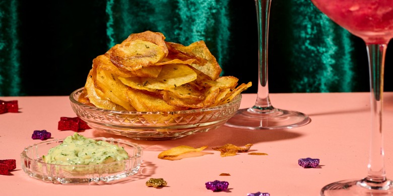 Rozemarijnchips uit de oven met dilledip 