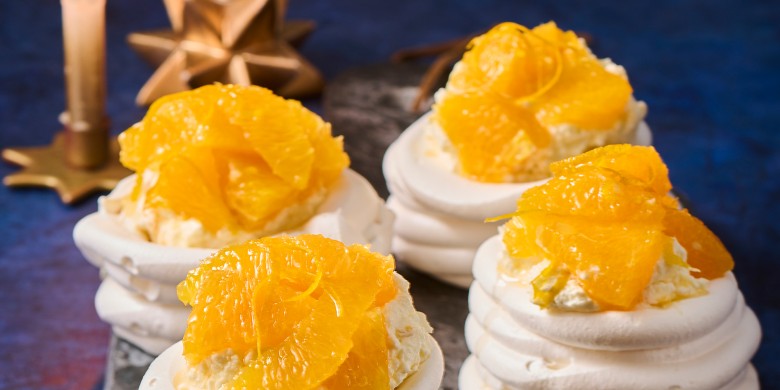 Meringue-nestjes met sinaasappel en slagroom 