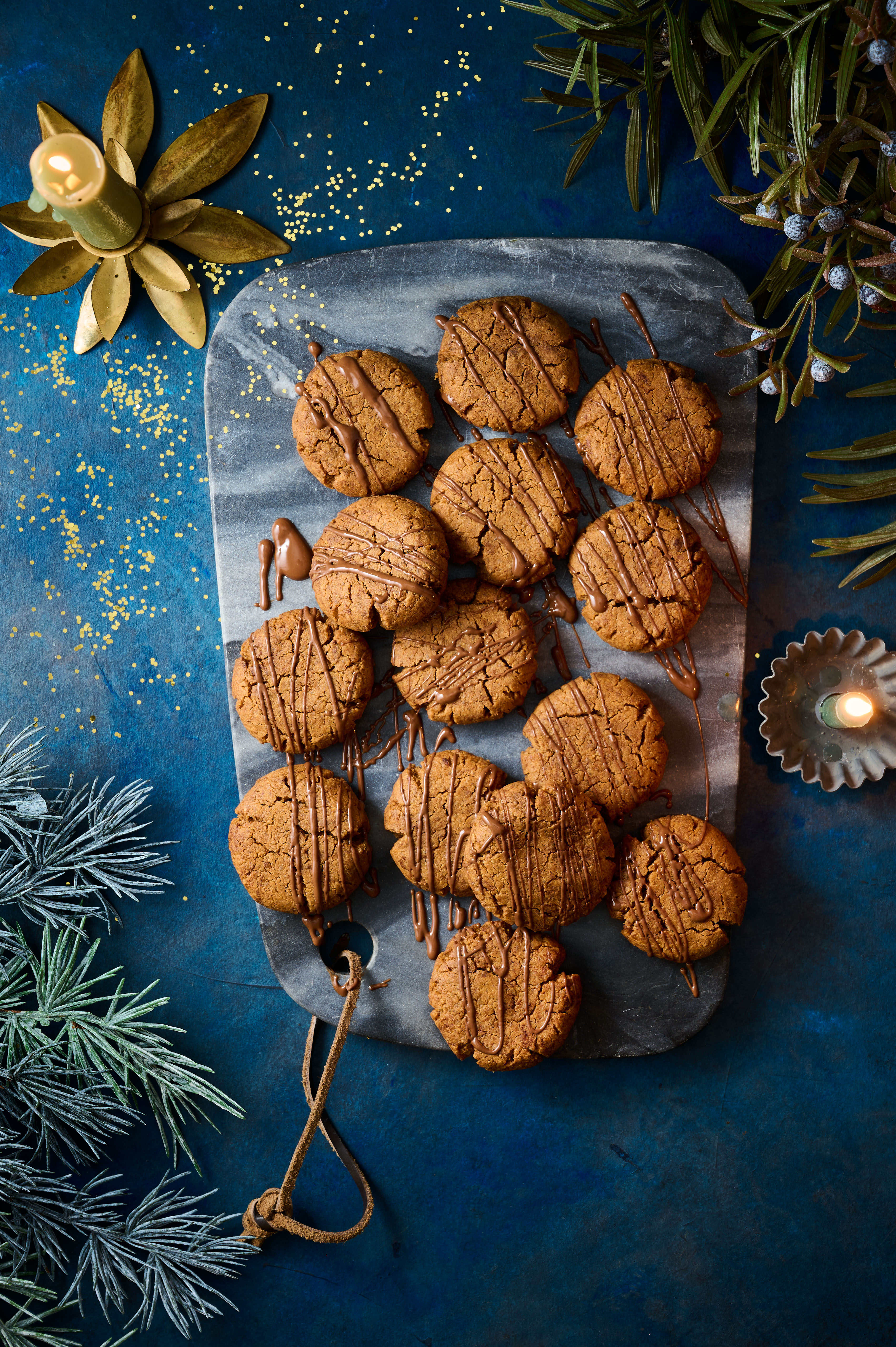 Speculaas-pindakaaskoekjes met choco-drizzle